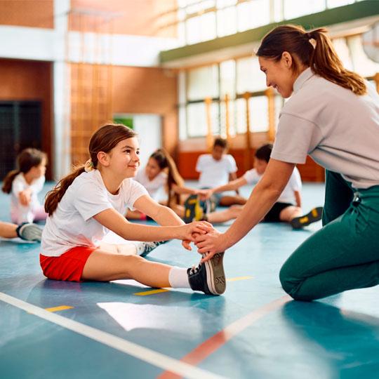 Skolebørn til gymnastiktime